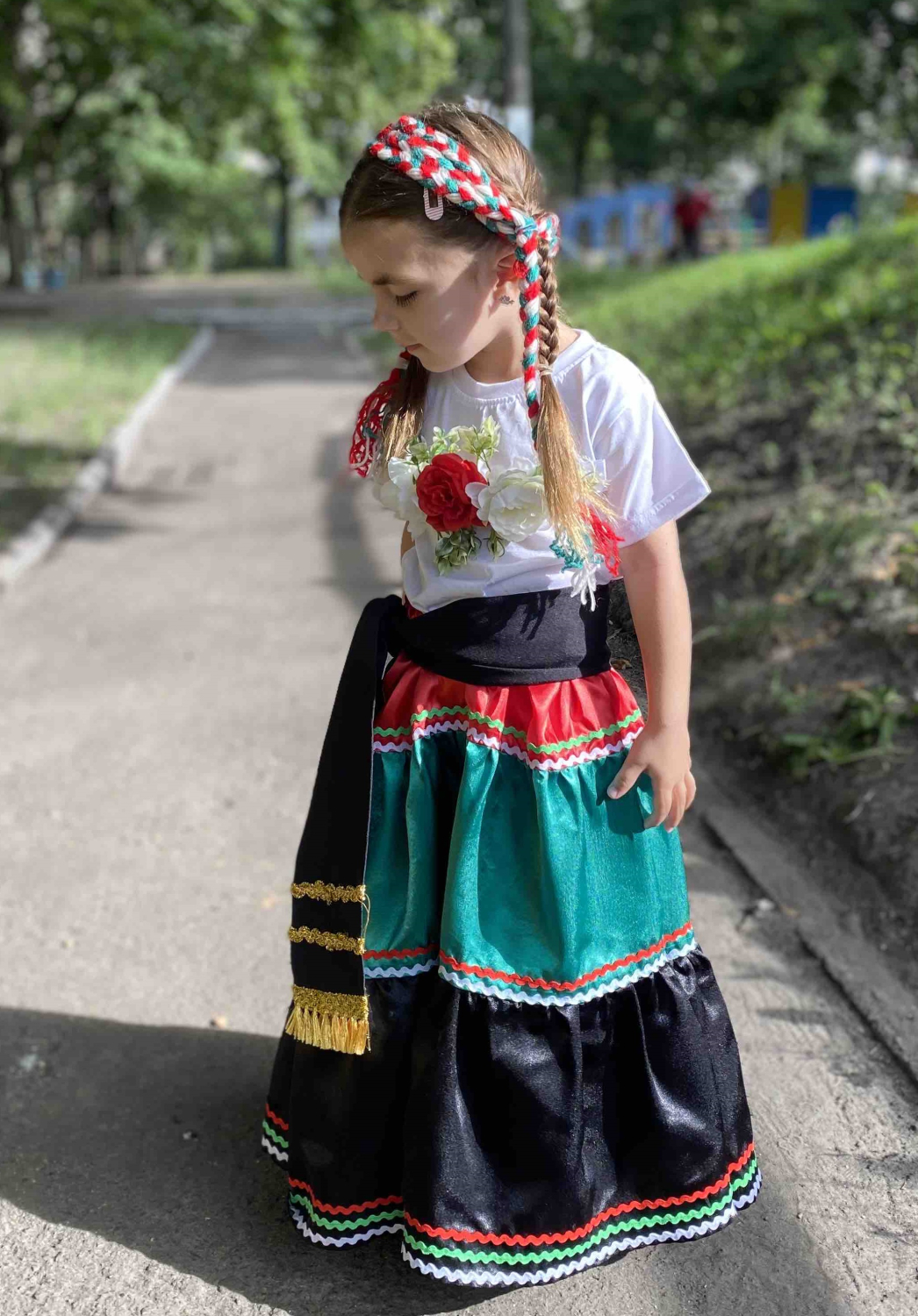 Мексиканський національний костюм для дівчинки