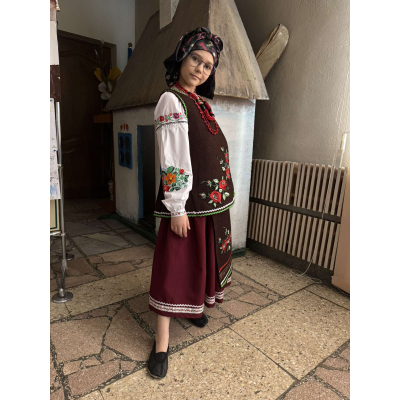 Українка Анна, український національний костюм