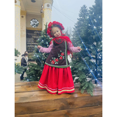 Українка Анна, український національний костюм