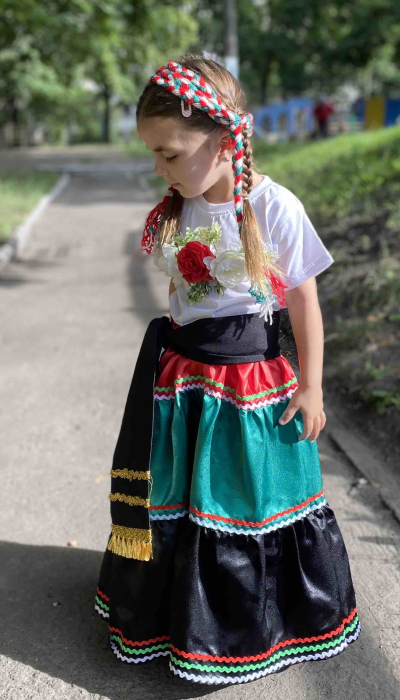 Мексиканський національний костюм для дівчинки